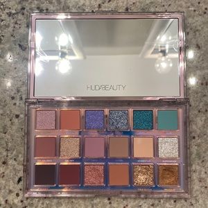 Huda Mercury In Retrograde Palette